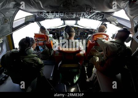 (140326) -- CANBERRA, 26. März 2014 (Xinhua) -- Foto veröffentlicht von der Australian Maritime Safety Authority am 26. März 2014 zeigt Besatzungsmitglieder eines australischen Orion-Flugzeugs, die am 23. März 2014 nach dem vermissten Malaysia Airlines-Flug MH370 suchen. (Xinhua/Australian Defense Department) AUSTRALIA-MALAYSIA-MH 370-SEARCH PUBLICATIONxNOTxINxCHN Canberra März 26 2014 XINHUA Foto veröffentlicht von der Australian Maritime Safety Authority AM März 26 2014 zeigt Crew-Mitglieder von to Australian Orion Aircraft Conduct Search Operations für den vermissten Flug der Malaysia Airlines AM 23. März 2014 Stockfoto