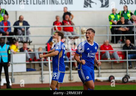 AESSEAL New York Stadium, Rotherham, England - 26. August 2023 Kasey McAteer (35) von Leicester City und Callum Doyle (5) von Leicester City feiern nach dem 2. Tor von Leicester Citys - während des Spiels Rotherham United gegen Leicester City, Sky Bet Championship, 2023/24, AESSEAL New York Stadium, Rotherham, England - 26. August 2023 Credit: Mathew Marsden/WhiteRosePhotos/Alamy Live News Stockfoto