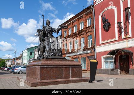 VYSHNY VOLOCHEK, RUSSLAND - 20. JULI 2023: Blick auf das Denkmal der russischen Kaiserin Katharina II. An einem sonnigen Julitag Stockfoto