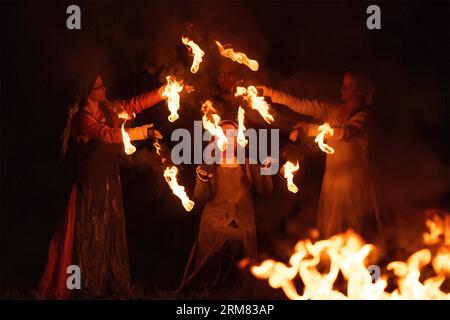 SHEVELEVO, RUSSLAND - 05. AUGUST 2023: Fragment der Feuershow der Saga-Gruppe auf dem historischen Festival 'Princess Brotherhood' Stockfoto