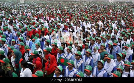 (140326) -- DHAKA, 26. März 2014 (Xinhua) -- Bangladescher singen die Nationalhymne auf dem Gelände der Nationalparade in Dhaka, Bangladesch, 26. März 2014. Mehr als 254.681 Menschen sangen die Nationalhymne gemeinsam am 43. Unabhängigkeitstag, um Geschichte zu schreiben, als die Nation versuchte, eine Guinness-Platte zu erstellen. (Xinhua/Shariful Islam) BANGLADESCH-DHAKA-UNABHÄNGIGKEITSTAG PUBLICATIONxNOTxINxCHN Dhaka März 26 2014 XINHUA Bangladeshi Prominente singen die NATIONALHYMNE AUF dem Gelände der Nationalparade in Dhaka Bangladesch März 26 2014 mehr als 254 681 Prominente sangen die NATIONALHYMNE T Stockfoto