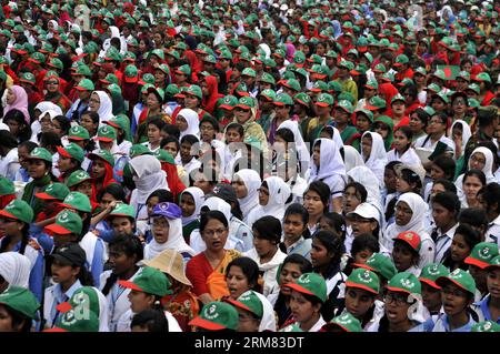 (140326) -- DHAKA, 26. März 2014 (Xinhua) -- Bangladescher singen die Nationalhymne auf dem Gelände der Nationalparade in Dhaka, Bangladesch, 26. März 2014. Mehr als 254.681 Menschen sangen die Nationalhymne gemeinsam am 43. Unabhängigkeitstag, um Geschichte zu schreiben, als die Nation versuchte, eine Guinness-Platte zu erstellen. (Xinhua/Shariful Islam) BANGLADESCH-DHAKA-UNABHÄNGIGKEITSTAG PUBLICATIONxNOTxINxCHN Dhaka März 26 2014 XINHUA Bangladeshi Prominente singen die NATIONALHYMNE AUF dem Gelände der Nationalparade in Dhaka Bangladesch März 26 2014 mehr als 254 681 Prominente sangen die NATIONALHYMNE T Stockfoto