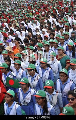 (140326) -- DHAKA, 26. März 2014 (Xinhua) -- Bangladescher singen die Nationalhymne auf dem Gelände der Nationalparade in Dhaka, Bangladesch, 26. März 2014. Mehr als 254.681 Menschen sangen die Nationalhymne gemeinsam am 43. Unabhängigkeitstag, um Geschichte zu schreiben, als die Nation versuchte, eine Guinness-Platte zu erstellen. (Xinhua/Shariful Islam) BANGLADESCH-DHAKA-UNABHÄNGIGKEITSTAG PUBLICATIONxNOTxINxCHN Dhaka März 26 2014 XINHUA Bangladeshi Prominente singen die NATIONALHYMNE AUF dem Gelände der Nationalparade in Dhaka Bangladesch März 26 2014 mehr als 254 681 Prominente sangen die NATIONALHYMNE T Stockfoto