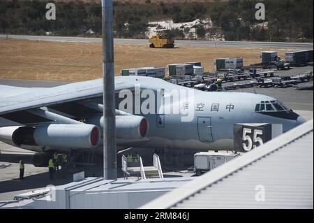 (140327) -- PERTH, 27. März 2014 (Xinhua) -- Ein Flugzeug der chinesischen Luftwaffe kehrt zum Internationalen Flughafen Perth in Perth, Australien, am 27. März 2014 zurück. Die Suche im südlichen Indischen Ozean nach Anzeichen eines fehlenden Malaysia Airlines Fluges MH370 wurde aufgrund von schlechtem Wetter ausgesetzt. (Xinhua/Lui Siu Wai) AUSTRALIA-PERTH-MH370-SEARCH PUBLICATIONxNOTxINxCHN Perth März 27 2014 XINHUA ein Flugzeug der chinesischen Luftwaffe kehrt zum Internationalen Flughafen Perth in Perth Australien zurück März 27 2014 die Suche im südlichen Indischen Ozean nach Anzeichen für fehlende Malaysia Airlines Flug wurde ausgesetzt D Stockfoto