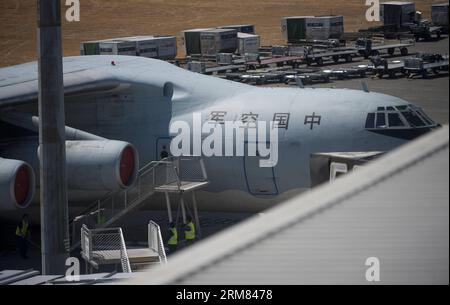 (140327) -- PERTH, 27. März 2014 (Xinhua) -- Ein Flugzeug der chinesischen Luftwaffe kehrt zum Internationalen Flughafen Perth in Perth, Australien, am 27. März 2014 zurück. Die Suche im südlichen Indischen Ozean nach Anzeichen eines fehlenden Malaysia Airlines Fluges MH370 wurde aufgrund von schlechtem Wetter ausgesetzt. (Xinhua/Lui Siu Wai) AUSTRALIA-PERTH-MH370-SEARCH PUBLICATIONxNOTxINxCHN Perth März 27 2014 XINHUA ein Flugzeug der chinesischen Luftwaffe kehrt zum Internationalen Flughafen Perth in Perth Australien zurück März 27 2014 die Suche im südlichen Indischen Ozean nach Anzeichen für fehlende Malaysia Airlines Flug wurde ausgesetzt D Stockfoto