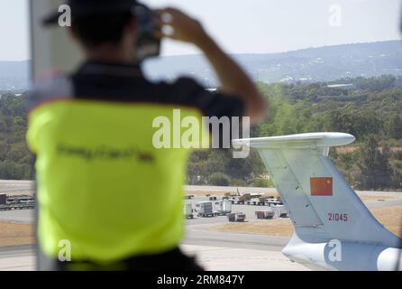 (140327) -- PERTH, 27. März 2014 (Xinhua) -- Ein Flugzeug der chinesischen Luftwaffe kehrt zum Internationalen Flughafen Perth in Perth, Australien, am 27. März 2014 zurück. Die Suche im südlichen Indischen Ozean nach Anzeichen eines fehlenden Malaysia Airlines Fluges MH370 wurde aufgrund von schlechtem Wetter ausgesetzt. (Xinhua/Lui Siu Wai) AUSTRALIA-PERTH-MH370-SEARCH PUBLICATIONxNOTxINxCHN Perth März 27 2014 XINHUA ein Flugzeug der chinesischen Luftwaffe kehrt zum Internationalen Flughafen Perth in Perth Australien zurück März 27 2014 die Suche im südlichen Indischen Ozean nach Anzeichen für fehlende Malaysia Airlines Flug wurde ausgesetzt D Stockfoto