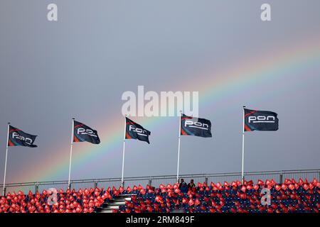 Zandvoort, Niederlande. 27. August 2023. Circuit Atmosphere - ein Regenbogen über der Tribüne. 27.08.2023. Formel-1-Weltmeisterschaft, Rd 14, Großer Preis Der Niederlande, Zandvoort, Niederlande, Wettkampftag. Auf dem Foto sollte Folgendes stehen: XPB/Press Association Images. Quelle: XPB Images Ltd/Alamy Live News Stockfoto