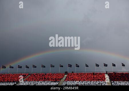 Zandvoort, Niederlande. 27. August 2023. Circuit Atmosphere - ein Regenbogen über der Tribüne. 27.08.2023. Formel-1-Weltmeisterschaft, Rd 14, Großer Preis Der Niederlande, Zandvoort, Niederlande, Wettkampftag. Auf dem Foto sollte Folgendes stehen: XPB/Press Association Images. Quelle: XPB Images Ltd/Alamy Live News Stockfoto