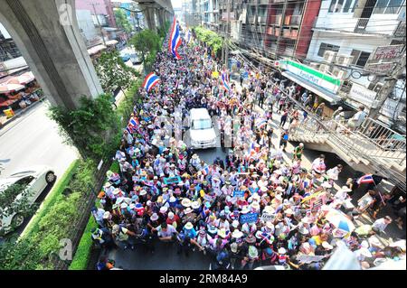 (140327) -- BANGKOK, 27. März 2014 (Xinhua) -- Anti-Regierungs-Anhänger marschieren durch die Straßen in Bangkok, Thailand, 27. März 2014. Die Demonstranten des Demokratischen Reformkomitees des Volkes marschierten am vierten Tag in Bangkok ein, um die Menschen in Bangkok zur Teilnahme an ihrer Massendemonstration am Samstag einzuladen. (Xinhua/Rachen Sageamsak) THAILAND-BANGKOK-PROTEST PUBLICATIONxNOTxINxCHN Bangkok 27 2014. März XINHUA Anhänger der Anti-Regierung marschieren durch die Straßen in Bangkok Thai Land 27 2014. März Prominente des Demokratischen Reformkomitees marschierten zum vierten Tag in Bangkok, um Bangkok Prominente einzuladen Stockfoto