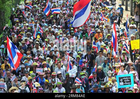 (140327) -- BANGKOK, 27. März 2014 (Xinhua) -- Anti-Regierungs-Anhänger marschieren durch die Straßen in Bangkok, Thailand, 27. März 2014. Die Demonstranten des Demokratischen Reformkomitees des Volkes marschierten am vierten Tag in Bangkok ein, um die Menschen in Bangkok zur Teilnahme an ihrer Massendemonstration am Samstag einzuladen. (Xinhua/Rachen Sageamsak) THAILAND-BANGKOK-PROTEST PUBLICATIONxNOTxINxCHN Bangkok 27 2014. März XINHUA Anhänger der Anti-Regierung marschieren durch die Straßen in Bangkok Thai Land 27 2014. März Prominente des Demokratischen Reformkomitees marschierten zum vierten Tag in Bangkok, um Bangkok Prominente einzuladen Stockfoto