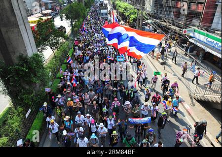 (140327) -- BANGKOK, 27. März 2014 (Xinhua) -- Anti-Regierungs-Anhänger marschieren durch die Straßen in Bangkok, Thailand, 27. März 2014. Die Demonstranten des Demokratischen Reformkomitees des Volkes marschierten am vierten Tag in Bangkok ein, um die Menschen in Bangkok zur Teilnahme an ihrer Massendemonstration am Samstag einzuladen. (Xinhua/Rachen Sageamsak) THAILAND-BANGKOK-PROTEST PUBLICATIONxNOTxINxCHN Bangkok 27 2014. März XINHUA Anhänger der Anti-Regierung marschieren durch die Straßen in Bangkok Thai Land 27 2014. März Prominente des Demokratischen Reformkomitees marschierten zum vierten Tag in Bangkok, um Bangkok Prominente einzuladen Stockfoto