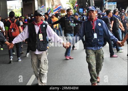 (140327) -- BANGKOK, 27. März 2014 (Xinhua) -- Anti-Regierungs-Anhänger marschieren durch die Straßen in Bangkok, Thailand, 27. März 2014. Die Demonstranten des Demokratischen Reformkomitees des Volkes marschierten am vierten Tag in Bangkok ein, um die Menschen in Bangkok zur Teilnahme an ihrer Massendemonstration am Samstag einzuladen. (Xinhua/Rachen Sageamsak) THAILAND-BANGKOK-PROTEST PUBLICATIONxNOTxINxCHN Bangkok 27 2014. März XINHUA Anhänger der Anti-Regierung marschieren durch die Straßen in Bangkok Thai Land 27 2014. März Prominente des Demokratischen Reformkomitees marschierten zum vierten Tag in Bangkok, um Bangkok Prominente einzuladen Stockfoto