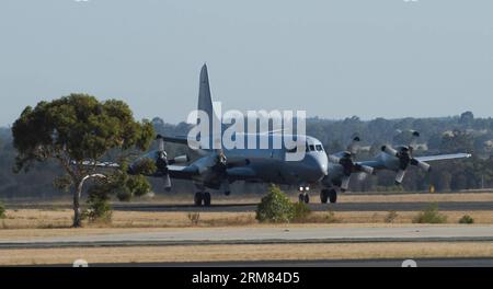 (140327) -- PERTH, 27. März 2014 (Xinhua) -- Ein Flugzeug kommt zurück auf der Royal Australian Air Force Pearce Basis in der Nähe von Perth nach einer Suchoperation, Australien, 27. März 2014. Die Australian Maritime Safety Authority (AMSA) sagte in ihrem Twitter-Feed, dass alle Flugzeuge nach Perth zurückkehren würden, aber alle Schiffe, die im Suchgebiet bleiben, versuchen würden, die Suche fortzusetzen. (Xinhua/Lui Siu Wai) (bxq) AUSTRALIA-PERTH-MH370-SEARCH-SUSPENSION PUBLICATIONxNOTxINxCHN PERTH März 27 2014 XINHUA A-Flugzeug kommt nach einer Suchoperation Australia M zurück AUF der Royal Australian Air Force Pearce Base in der Nähe von PERTH an Stockfoto