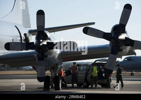 (140327) -- PERTH, 27. März 2014 (Xinhua) -- Ein Flugzeug kommt zurück auf der Royal Australian Air Force Pearce Basis in der Nähe von Perth nach einer Suchoperation, Australien, 27. März 2014. Die Australian Maritime Safety Authority (AMSA) sagte in ihrem Twitter-Feed, dass alle Flugzeuge nach Perth zurückkehren würden, aber alle Schiffe, die im Suchgebiet bleiben, versuchen würden, die Suche fortzusetzen. (Xinhua/Lui Siu Wai) (bxq) AUSTRALIA-PERTH-MH370-SEARCH-SUSPENSION PUBLICATIONxNOTxINxCHN PERTH März 27 2014 XINHUA A-Flugzeug kommt nach einer Suchoperation Australia M zurück AUF der Royal Australian Air Force Pearce Base in der Nähe von PERTH an Stockfoto