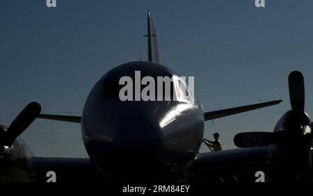 (140327) -- PERTH, 27. März 2014 (Xinhua) -- Ein Flugzeug kommt zurück auf der Royal Australian Air Force Pearce Basis in der Nähe von Perth nach einer Suchoperation, Australien, 27. März 2014. Die Australian Maritime Safety Authority (AMSA) sagte in ihrem Twitter-Feed, dass alle Flugzeuge nach Perth zurückkehren würden, aber alle Schiffe, die im Suchgebiet bleiben, versuchen würden, die Suche fortzusetzen. (Xinhua/Lui Siu Wai) (bxq) AUSTRALIA-PERTH-MH370-SEARCH-SUSPENSION PUBLICATIONxNOTxINxCHN PERTH März 27 2014 XINHUA A-Flugzeug kommt nach einer Suchoperation Australia M zurück AUF der Royal Australian Air Force Pearce Base in der Nähe von PERTH an Stockfoto