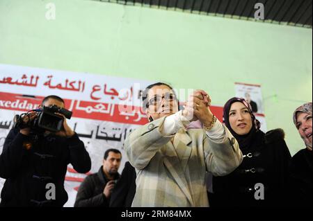 (140327) -- BLIDA, 27. März 2014 (Xinhua) -- der algerische Präsidentschaftskandidat und Vorsitzende der Arbeiterpartei (PT) Louisa Hanoune (Front) begrüßt die Anhänger während einer Wahlkampfkampagne in Blida, westlich von Algier, Algerien am 27. März 2014. (Xinhua/Mohamed Kadri) ALGERIEN-BLIDA-LOUISA HANOUNE-CAMPAIGN PUBLICATIONxNOTxINxCHN Blida März 27 2014 XINHUA algerischer Präsidentschaftskandidat und Führer der Arbeiterpartei PT Louisa Front begrüßt Unterstützer während der WAHLKAMPAGNE in Blida WESTLICH von Algier Algerien AM 27 2014. März XINHUA Mohamed KadATIONBLIONI Algerien Stockfoto