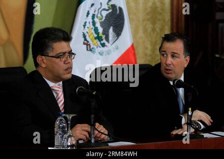 CARACAS, March 27, 2014 (Xinhua) -- Venezuela s Foreign Minister Elias Jaua (L) and his Mexican counterpart Jose Antonio Meade participate in a joint press conference after a meeting in Caracas, Venezuela, March 27, 2014. The two foreign ministers met on Thursday to review cooperation agreements and to ratify the commitment to deepen bilateral trade. (Xinhua/AVN) VENEZUELA-CARACAS-MEXICO-POLITICS-MEETING PUBLICATIONxNOTxINxCHN   Caracas March 27 2014 XINHUA Venezuela S Foreign Ministers Elias  l and His MEXICAN Part Jose Antonio Meade participate in a Joint Press Conference After a Meeting in Stock Photo