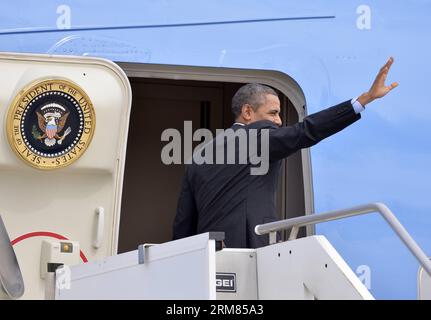 ROM US-Präsident Barack Obama winkt beim Betreten der Air Force One am Flughafen Fiumicino in der Nähe von Rom, Italien, am 28. März 2014. (Xinhua/Alberto Lingria)(bxq) ITALIEN-US-OBAMA PUBLICATIONxNOTxINxCHN Rom der US-Präsident Barack Obama weht AM 28 2014. März AUF dem Flughafen Fiumicino in der Nähe von Rom in der Luft an Bord der Air Force One XINHUA Alberto Lingria Italy U.S. Obama PUBLICATIONxNOTxINxCHN Stockfoto