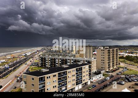 ZANDVOORT - bedrohlicher Himmel über Zandvoort. Auf der linken Seite, Fans, die auf dem Boulevard in Richtung der Rennstrecke gehen, und auf der rechten Seite, Fans, die auf der Burgemeester van Alphenstraat in Richtung der Rennstrecke laufen. ANP RAMON VAN FLYMEN Credit: ANP/Alamy Live News Stockfoto