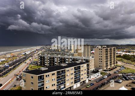 ZANDVOORT - Threatening skies above Zandvoort. On the left, fans who walk on the boulevard towards the circuit and on the right, fans who walk on the Burgemeester van Alphenstraat towards the circuit. ANP RAMON VAN FLYMEN netherlands out - belgium out Credit: ANP/Alamy Live News Stock Photo