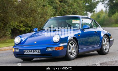 Whittlebury, Northants, UK -26. August 2023: 1991 blaues Porsche 911 Auto auf einer englischen Landstraße Stockfoto