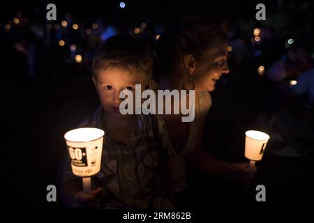 BUENOS AIRES, 29. März 2014 (Xinhua) -- Bewohner nehmen an einer Veranstaltung zur Earth Hour 2014 in Buenos Aires, der Hauptstadt Argentiniens, am 29. März 2014 Teil. Earth Hour ist eine globale Veranstaltung, die vom WWF organisiert wird und am letzten Samstag im März jährlich stattfindet, um Haushalte und Unternehmen dazu zu ermutigen, ihre Lichter und andere Elektrogeräte für eine Stunde auszuschalten, um ihre Besorgnis über den Klimawandel zum Ausdruck zu bringen. (Xinhua/Mart¨ªn Zabala) (vf) (fnc) ARGENTINIEN-BUENOS AIRES-EARTH HOUR PUBLICATIONxNOTxINxCHN Buenos Aires März 29 2014 XINHUA-Bewohner nehmen an der Veranstaltung zur Erde 2014 Teil Stockfoto