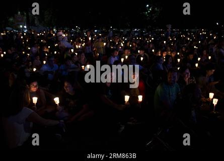 BUENOS AIRES, 29. März 2014 (Xinhua) -- Bewohner nehmen an einer Veranstaltung zur Earth Hour 2014 in Buenos Aires, der Hauptstadt Argentiniens, am 29. März 2014 Teil. Earth Hour ist eine globale Veranstaltung, die vom WWF organisiert wird und am letzten Samstag im März jährlich stattfindet, um Haushalte und Unternehmen dazu zu ermutigen, ihre Lichter und andere Elektrogeräte für eine Stunde auszuschalten, um ihre Besorgnis über den Klimawandel zum Ausdruck zu bringen. (Xinhua/Mart¨ªn Zabala) (vf) (fnc) ARGENTINIEN-BUENOS AIRES-EARTH HOUR PUBLICATIONxNOTxINxCHN Buenos Aires März 29 2014 XINHUA-Bewohner nehmen an der Veranstaltung zur Erde 2014 Teil Stockfoto