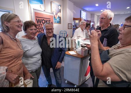 Sint Niklaas, Belgien. 27. August 2023. Tom Lanoye (C), dargestellt während der Feierlichkeiten zum 65. Geburtstag des Schriftstellers Lanoye, Sonntag, den 27. August 2023 in Sint-Niklaas. BELGA PHOTO NICOLAS MAETERLINCK Credit: Belga News Agency/Alamy Live News Stockfoto