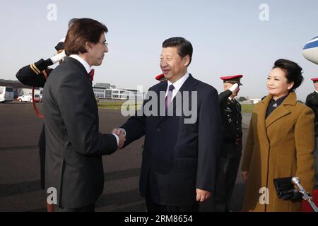 (140330) -- BRÜSSEL, 30. März 2014 (Xinhua) -- der chinesische Präsident Xi Jinping (C) und seine Frau Peng Liyuan (R) werden vom belgischen Premierminister Elio Di Rupo am Flughafen in Brüssel, Belgien, am 30. März 2014 begrüßt. XI kam am Sonntag in Brüssel zu einem Staatsbesuch in Belgien an. (Xinhua/Ju Peng) (zgp) BELGIEN-BRÜSSEL-CHINA-XI JINPING-ARRIVAL PUBLICATIONxNOTxINxCHN Brüssel März 30 2014 XINHUA der chinesische Präsident Xi Jinping C und seine Frau Peng Liyuan r werden von den belgischen Premierministern Elio tue Rupo am Flughafen in Brüssel, Belgien, 30 2014. März, BEGRÜSST Xi kam am Sonntag in Brüssel für einen Staat V an Stockfoto