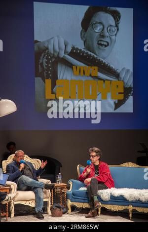 Sint Niklaas, Belgien. 27. August 2023. Tom Lanoye und Herman Brussels wurden während der Feierlichkeiten zum 65. Geburtstag des Schriftstellers Tom Lanoye am Sonntag, den 27. August 2023 in Sint-Niklaas dargestellt. BELGA PHOTO NICOLAS MAETERLINCK Credit: Belga News Agency/Alamy Live News Stockfoto