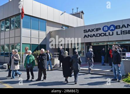 (140330) -- ISTANBUL, 30. März 2014 (Xinhua) -- Menschen gehen zu einer Wahlstation in Istanbul, Türkei, 30. März 2014. Die Türkei hat die Kommunalwahlen eingeleitet, bei denen mehr als 52 Millionen Bürger voraussichtlich mehr als 190 000 Wähler für Bürgermeister und Bezirksverwalter wählen werden. Die Ergebnisse der Kommunalwahlen werden auch die Präsidentschaftswahl im August und die allgemeinen Wahlen im nächsten Jahr beeinflussen. (Xinhua/Lu Zhe)(zhf) TÜRKEI-ISTANBUL-KOMMUNALWAHLEN PUBLICATIONxNOTxINxCHN Istanbul März 30 2014 XINHUA-Prominente gehen zu einer Wahlstation in Istanbul Türkei März 30 2014 die Türkei startete Loca Stockfoto