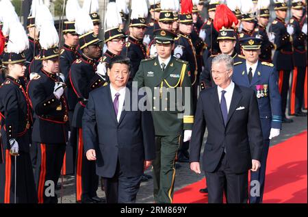 (140330) -- BRÜSSEL, 30. März 2014 (Xinhua) -- der chinesische Präsident Xi Jinping (Front L) und König Philippe von Belgien (Front R) wiederholen die Ehrengarde bei der Begrüßungszeremonie in Brüssel, Belgien, am 30. März 2014. XI. Traf sich am Sonntag in Brüssel mit König Philippe von Belgien. (Xinhua/Yao Dawei) (zgp) BELGIEN-BRÜSSEL-CHINA-XI JINPING-BEGRÜSSUNGSZEREMONIE PUBLICATIONxNOTxINxCHN Brüssel März 30 2014 XINHUA der chinesische Präsident Xi Jinping Front l und König Philippe von Belgien Front r ÜBERPRÜFEN die EHRENGARDE BEI der Begrüßungszeremonie in Brüssel Belgien März 30 2014 traf Xi sich mit König Philippe von B Stockfoto