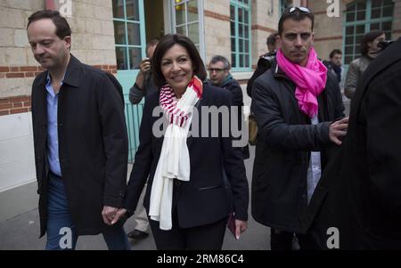 (140330)-- PARIS, 30. März 2014(Xinhua) -- Anne Hidalgo, derzeitige stellvertretende Bürgermeisterin und Kandidatin der Sozialistischen Partei für die Bürgermeisterwahl in Paris, kommt, um ihre Stimme in Paris am 30. März 2014 abzugeben. Die zweite Runde der Kommunalwahlen 2014 begann heute, Bürgermeister und Stadträte für eine Amtszeit von sechs Jahren zu wählen. (Xinhua/Jose Rodriguez)(bxq) FRANCE-PARIS-VOTING PUBLICATIONxNOTxINxCHN Paris März 30 2014 XINHUA Anne Hidalgo die derzeitige stellvertretende Bürgermeisterin und Kandidatin der Sozialistischen Partei für die BÜRGERMEISTERWAHL von Paris kommt, um ihre STIMME in Paris im März 30 2014 in der zweiten Runde der KOMMUNALWAHL 2014 ABZUGEBEN Stockfoto