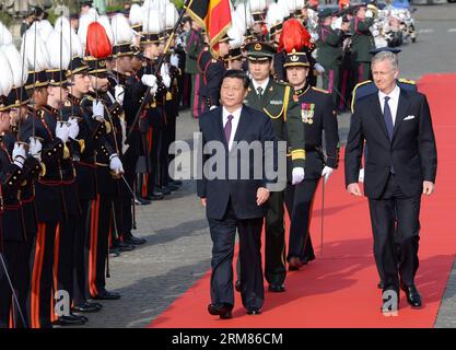 (140330) -- BRÜSSEL, 30. März 2014 (Xinhua) -- der chinesische Präsident Xi Jinping (Front L) und König Philippe von Belgien (Front R) wiederholen die Ehrengarde bei der Begrüßungszeremonie in Brüssel, Belgien, am 30. März 2014. XI. Traf sich am Sonntag in Brüssel mit König Philippe von Belgien. (Xinhua/Ma zhancheng) (zgp) BELGIEN-BRÜSSEL-CHINA-XI JINPING-BEGRÜSSUNGSZEREMONIE PUBLICATIONxNOTxINxCHN Brüssel März 30 2014 XINHUA chinesischer Präsident Xi Jinping Front l und König Philippe von Belgien Front r ÜBERPRÜFEN die EHRENGARDE BEI der Begrüßungszeremonie in Brüssel Belgien März 30 2014 Xi traf sich mit König Philippe o Stockfoto