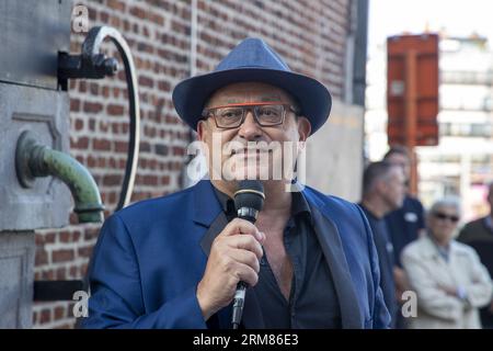 Sint Niklaas, Belgien. 27. August 2023. Tom Lanoye wurde während der Feierlichkeiten zum 65. Geburtstag des Schriftstellers Lanoye am Sonntag, den 27. August 2023 in Sint-Niklaas dargestellt. BELGA PHOTO NICOLAS MAETERLINCK Credit: Belga News Agency/Alamy Live News Stockfoto