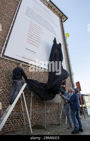 Sint Niklaas, Belgium. 27th Aug, 2023. A poem by writer Tom Lanoye (R) is unveiled during the celebrations for the 65th birthday of writer Lanoye, Sunday 27 August 2023 in Sint-Niklaas. BELGA PHOTO NICOLAS MAETERLINCK Credit: Belga News Agency/Alamy Live News Stock Photo