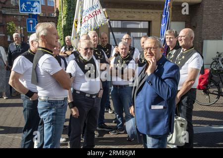 Sint Niklaas, Belgien. 27. August 2023. Tom Lanoye (R) und Mitglieder des Turnkrings Kracht en Geduld Sint-Niklaas, die während der Feierlichkeiten zum 65. Geburtstag des Schriftstellers Lanoye am Sonntag, den 27. August 2023 in Sint-Niklaas abgebildet wurden. BELGA PHOTO NICOLAS MAETERLINCK Credit: Belga News Agency/Alamy Live News Stockfoto