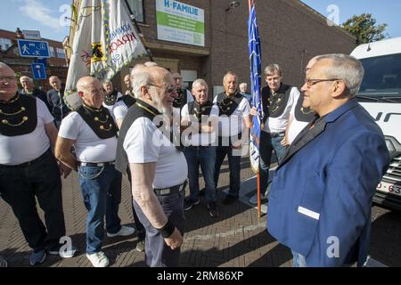 Sint Niklaas, Belgien. 27. August 2023. Tom Lanoye (R) und Mitglieder des Turnkrings Kracht en Geduld Sint-Niklaas, die während der Feierlichkeiten zum 65. Geburtstag des Schriftstellers Lanoye am Sonntag, den 27. August 2023 in Sint-Niklaas abgebildet wurden. BELGA PHOTO NICOLAS MAETERLINCK Credit: Belga News Agency/Alamy Live News Stockfoto