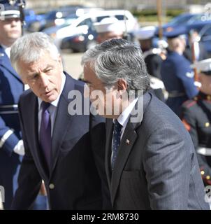 US-Verteidigungsminister Chuck Hagel (L) begrüßt den portugiesischen Verteidigungsminister Jose Pedro Aguiar-Branco im Pentagon, Washington D.C., Hauptstadt der Vereinigten Staaten, am 31. März 2014. (Xinhua/Bao Dandan) US-WASHINGTON-PORTUGAL-VERTEIDIGUNGSMINISTER-TREFFEN PUBLICATIONxNOTxINxCHN US-Verteidigungsminister Chuck Hagel l begrüßt die portugiesischen Verteidigungsminister Jose Pedro AGUIAR Branco im Pentagon Washington D C Hauptstadt der Vereinigten Staaten März 31 2014 XINHUA Bao Dandan US-Washington Portugal Verteidigungsminister-Treffen PUNOBLATINNxCHN Stockfoto