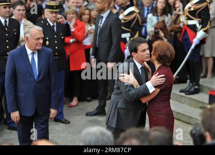 Der neu ernannte französische Premierminister Manuel Valls (C) verabschiedet sich bei einer offiziellen Übergabe im Hotel Matignon, dem offiziellen Wohnsitz des französischen Premierministers, am 1. April 2014 in Paris, von seiner Frau (R) des scheidenden Premierministers Jean-Marc Ayrault (L). (Xinhua/Chen Xiaowei) FRANKREICH-PARIS-PREMIERMINISTER-ÜBERGABE PUBLICATIONxNOTxINxCHN neu benannte französische Premierminister Manuel Valls C Kisses Abschied von Frau r der ausgehenden Premierminister Jean Marc Ayrault l während der offiziellen Übergabezeremonie IM Hotel Matignon der offizielle Wohnsitz der französischen Premierminister in Paris Frankreich Stockfoto