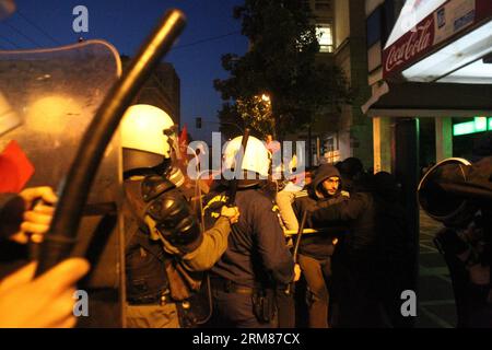 (140401) -- ATHEN, 1. April 2014 (Xinhua) -- Demonstranten stoßen am 1. April 2014 auf die Polizei, die den Weg zum parlament in Athen blockiert. Die griechischen Behörden haben im Zentrum Athens Sperrzonen eingerichtet, in denen alle Proteste aufgrund des laufenden Treffens der Eurogruppe, an dem alle Finanzminister der Europäischen Union teilnahmen, verboten sind. Dennoch hielten rund 7.500 Anti-Austeritäts-Demonstranten drei separate Proteste außerhalb der Ausschlusszonen ab, und einige versuchten, die Polizeisperre zu durchbrechen, die ihnen den Weg zum parlament versperrte. (Xinhua/Marios Lolos) GRIECHENLAND-ATHEN-POLITIK-PROTEST-PUBLICA Stockfoto