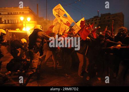 (140401) -- ATHEN, 1. April 2014 (Xinhua) -- Demonstranten stoßen am 1. April 2014 auf die Polizei, die den Weg zum parlament in Athen blockiert. Die griechischen Behörden haben im Zentrum Athens Sperrzonen eingerichtet, in denen alle Proteste aufgrund des laufenden Treffens der Eurogruppe, an dem alle Finanzminister der Europäischen Union teilnahmen, verboten sind. Dennoch hielten rund 7.500 Anti-Austeritäts-Demonstranten drei separate Proteste außerhalb der Ausschlusszonen ab, und einige versuchten, die Polizeisperre zu durchbrechen, die ihnen den Weg zum parlament versperrte. (Xinhua/Marios Lolos) GRIECHENLAND-ATHEN-POLITIK-PROTEST-PUBLICA Stockfoto