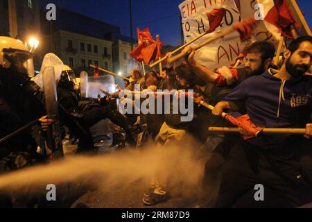 (140401) -- ATHEN, 1. April 2014 (Xinhua) -- Demonstranten stoßen am 1. April 2014 auf die Polizei, die den Weg zum parlament in Athen blockiert. Die griechischen Behörden haben im Zentrum Athens Sperrzonen eingerichtet, in denen alle Proteste aufgrund des laufenden Treffens der Eurogruppe, an dem alle Finanzminister der Europäischen Union teilnahmen, verboten sind. Dennoch hielten rund 7.500 Anti-Austeritäts-Demonstranten drei separate Proteste außerhalb der Ausschlusszonen ab, und einige versuchten, die Polizeisperre zu durchbrechen, die ihnen den Weg zum parlament versperrte. (Xinhua/Marios Lolos) GRIECHENLAND-ATHEN-POLITIK-PROTEST-PUBLICA Stockfoto