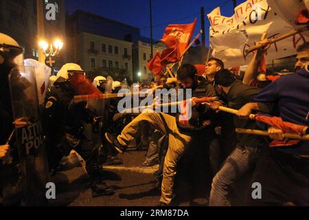 (140401) -- ATHEN, 1. April 2014 (Xinhua) -- Demonstranten stoßen am 1. April 2014 auf die Polizei, die den Weg zum parlament in Athen blockiert. Die griechischen Behörden haben im Zentrum Athens Sperrzonen eingerichtet, in denen alle Proteste aufgrund des laufenden Treffens der Eurogruppe, an dem alle Finanzminister der Europäischen Union teilnahmen, verboten sind. Dennoch hielten rund 7.500 Anti-Austeritäts-Demonstranten drei separate Proteste außerhalb der Ausschlusszonen ab, und einige versuchten, die Polizeisperre zu durchbrechen, die ihnen den Weg zum parlament versperrte. (Xinhua/Marios Lolos) GRIECHENLAND-ATHEN-POLITIK-PROTEST-PUBLICA Stockfoto