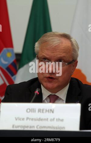 (140401) -- ATHEN, 1. April 2014 (Xinhua) -- der EU-Kommissar für Wirtschaft und Währung Olli Rehn spricht während einer Pressekonferenz der Eurogruppe im Rahmen des informellen Treffens der Wirtschafts- und Finanzminister in der Zappion Hall in Athen, Griechenland, am 1. April 2014. Die europäischen Finanzminister haben hier am Dienstag ein informelles Treffen der Eurogruppe und des ECOFIN-Rates abgehalten, um wirtschaftliche und soziale Fragen in Europa zu erörtern, einschließlich der Fertigstellung von Rettungspaketen mit Griechenland. (Xinhua/Marios Lolos) (jl) GRIECHENLAND-EU-EUROZONE-ECONOMY-FINANCE-MEETING PUBLICATIONxNOTxINxCHN Athen A Stockfoto