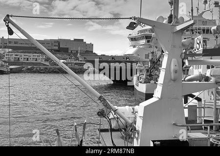 Schwarz-weiß-Foto der norwegischen Hurtigruten-Fähre, MS NORDNORGE, im kleinen Fischerhafen in Honningsvåg, Norwegen. 6. Mai 2023 Stockfoto