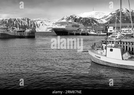 Schwarz-weiß-Foto der norwegischen Hurtigruten-Fähre, MS NORDNORGE, im kleinen arktischen Fischerhafen in Honningsvåg, Norwegen Stockfoto