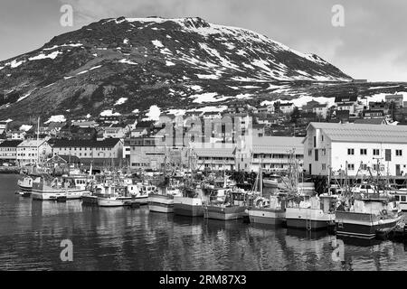 Schwarz-Weiß-Foto Der Kleinen Norwegischen Stadt Honningsvåg Auf Der Insel Magerøya, Norwegen. 5. Mai 2023 Stockfoto