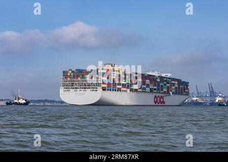 Das Containerschiff OOCL Indonesia kommt im Hafen von Felixstowe an Stockfoto