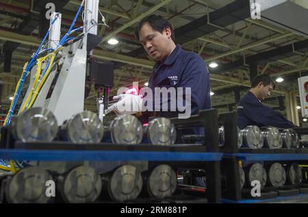 (140402) -- CHONGQING, 2. April 2014 (Xinhua) -- Arbeiter arbeiten bei der Ford Motor Company in der südwestlichen Gemeinde Chongqing, 2. April 2014. Das Motorenwerk wird von Changan Ford Mazda Automobile Co., Ltd. Betrieben (CFMA), das chinesische Joint-Venture von Ford, führte Ende März einen 1,0-Liter-Turbomotor ein. (Xinhua/Chen Cheng) (wf) CHINA-CHONGQING-AUTO-FORD-ENGINE (CN) PUBLICATIONxNOTxINxCHN CHONGQING 2. April 2014 XINHUA-Mitarbeiter arbeiten BEI DER Ford Engine Company in der südwestlichen Gemeinde Chongqing 2. April 2014 das Motorenwerk, das von Changan Ford Mazda Automobiles Co Ltd Ford S China Joint Vent betrieben wird Stockfoto